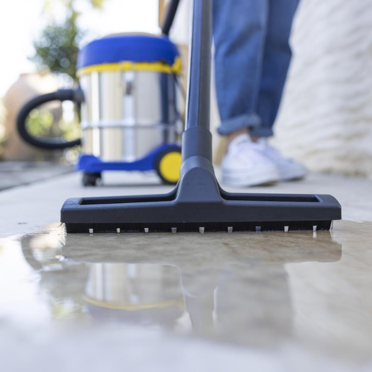 Aspirador de sólidos e líquidos Goodyear GY12VC, 20L, azul e amarelo, a limpar piso molhado.