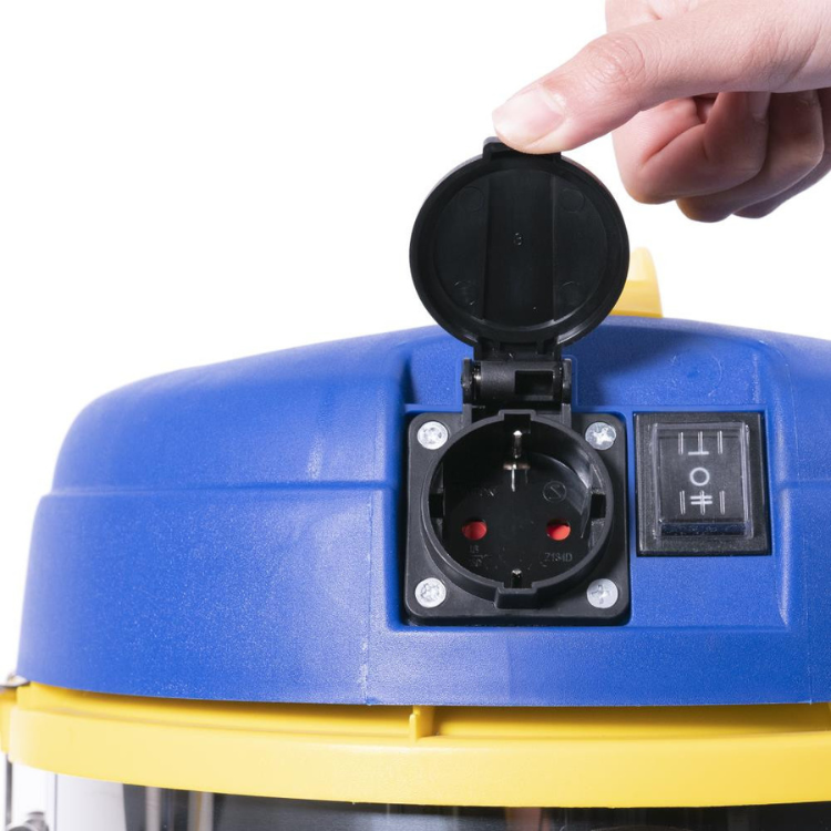 Aspirador de sólidos e líquidos Goodyear GY12VC, tampa do compartimento do cabo de alimentação aberto e interruptor.