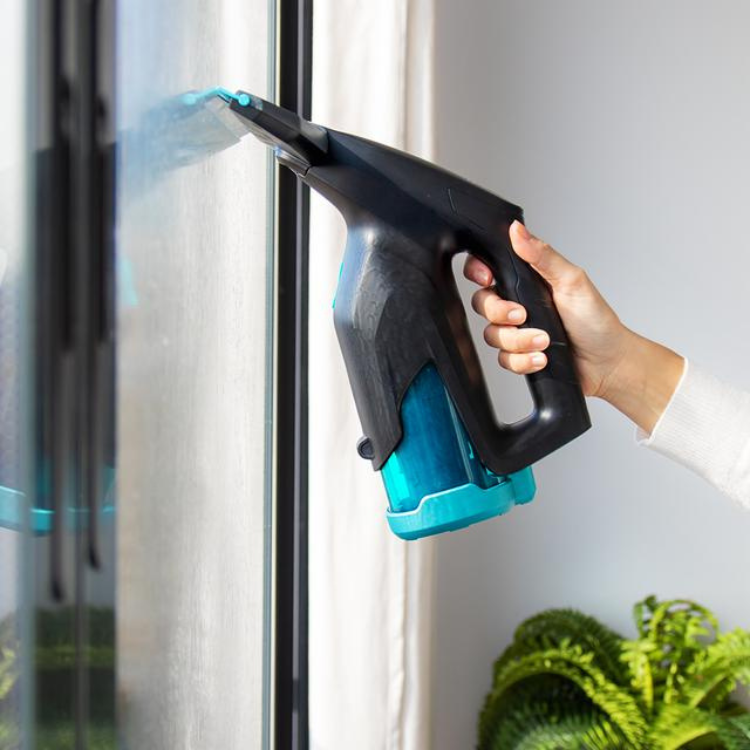 Aspirador de vidros Cecotec Conga Popstar Glass Titânio, preto e azul, a limpar janela.
