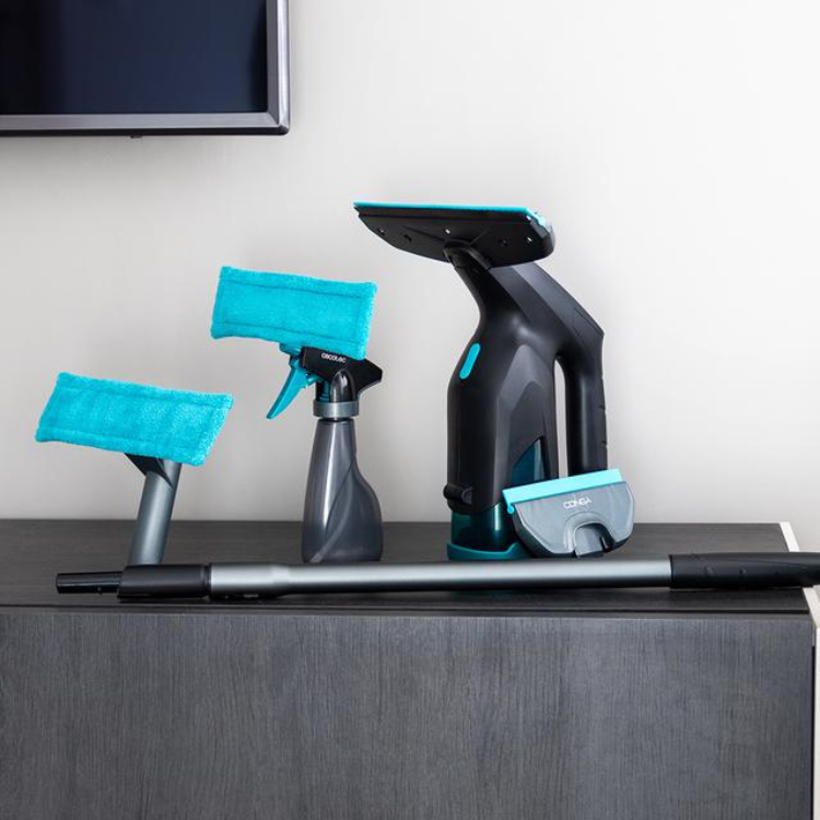 Aspirador limpa vidros Cecotec Conga Popstar Glass Titânio, preto e azul, com acessórios sobre móvel.