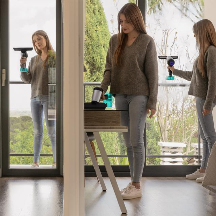 Aspirador de janelas Cecotec Conga Rockstar 3700 Glass preto e azul em uso por mulheres.