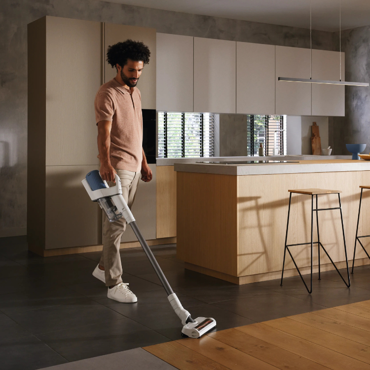 Aspirador vertical Miele Duoflex HX1 azul em uso.