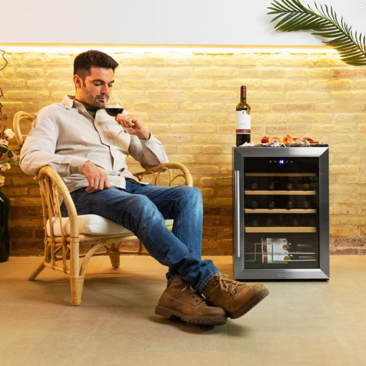 Cecotec Bolero GrandSommelier 2050 wine cooler with 20 bottles, stainless steel, glass door, wooden shelves.