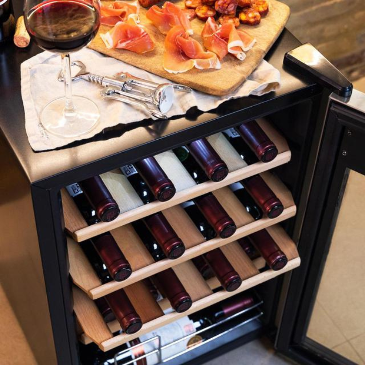 Cecotec Bolero GrandSommelier 2050 wine cooler with 20 bottles, black and wood finish.