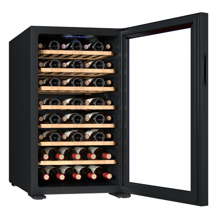 Cave de vinhos Meireles MVT UNO, preto, aberta, com 52 garrafas armazenadas em 8 prateleiras de madeira.