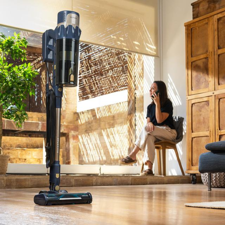 Cecotec Conga Rockstar 800 upright vacuum cleaner, black and grey, 500W, standing on hardwood floor.