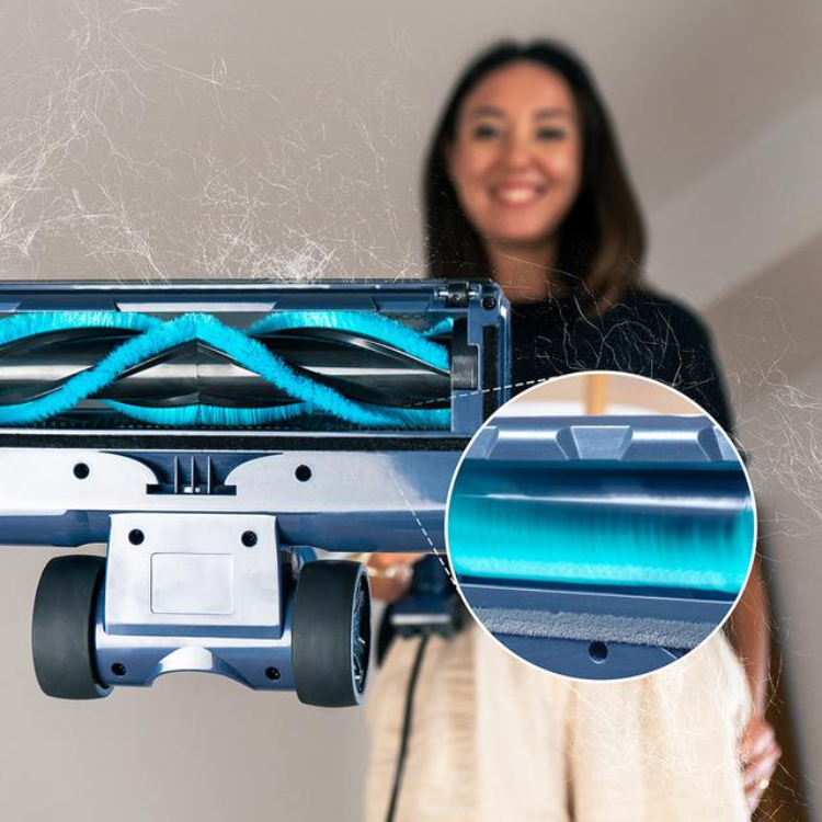 Cecotec Conga Rockstar 800 vacuum cleaner with blue brushes and wheels, 500W, held by a woman.