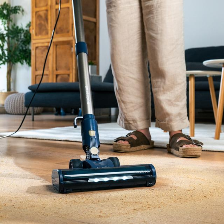 Cecotec Conga Rockstar 800 vacuum cleaner, dark blue and silver, on wooden floor.