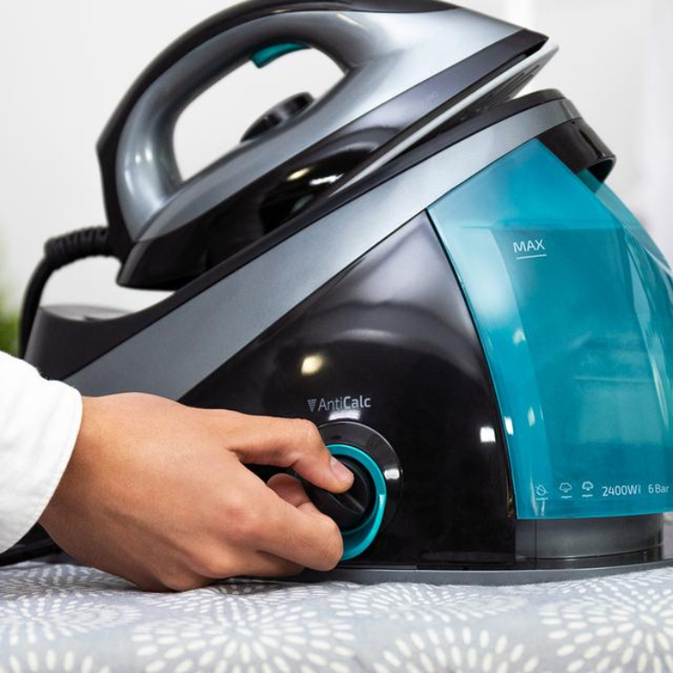 Ferro com caldeira Cecotec Fast&Furious 8040 Absolute preto e azul, 2400W, com sistema AntiCalc.
