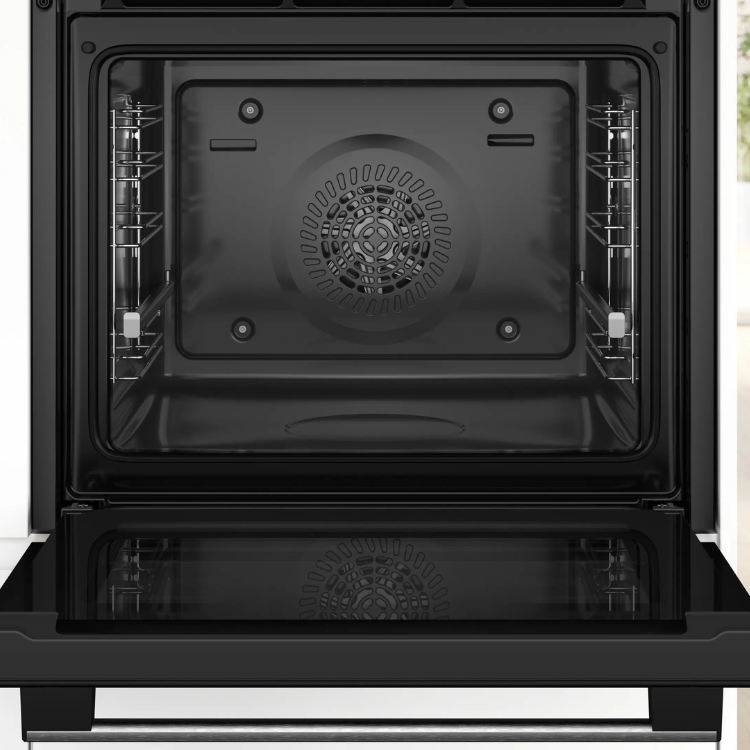 Forno de encastre preto da Bosch, com porta aberta mostrando o interior com grelhas e ventilador.