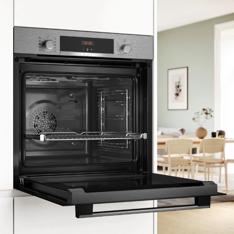 Forno Hidrolítico de Encastre Bosch Serie 4 HQA514ES3 preto com visor digital e puxador, porta aberta mostrando o interior.