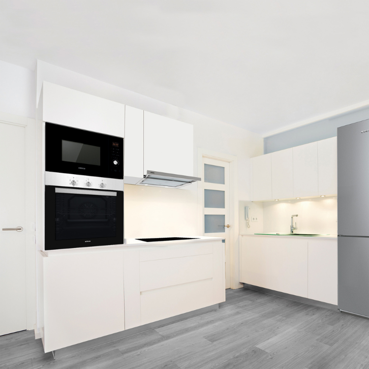 Forno Edesa EOE-6060 X 68L Inox Classe A, preto e inox, embutido em cozinha moderna branca.