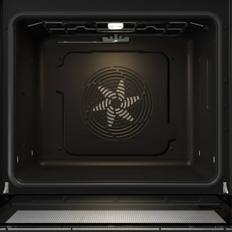 Forno aberto com ventilador central e grelha inferior, marca Hisense, cor preto.