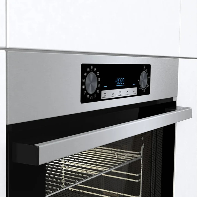 Forno encastrável Hisense BSA65226AX, inox, painel digital com controlos e uma grelha no interior.
