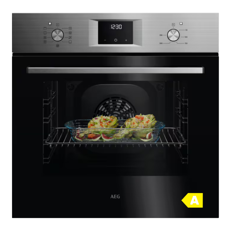 Forno encastre AEG OU5AB21CM preto com display digital e 2 formas de vidro com comida no interior.