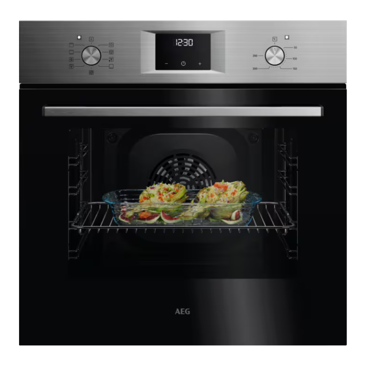 Forno AEG OU5AB21CM preto com mostrador digital e duas assadeiras com comida no interior.