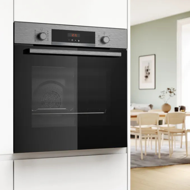 Forno pirolítico de encastre Bosch Serie 4 HBA574ES3 preto com 71L e 3600W.
