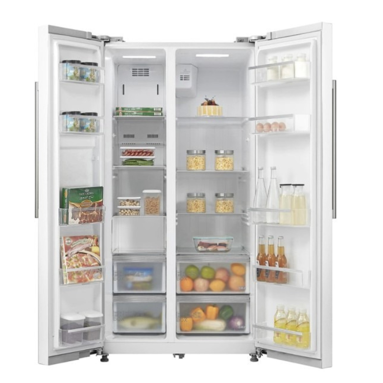 Frigorífico americano Midea 532L branco, portas abertas mostrando organização interna com alimentos e bebidas.