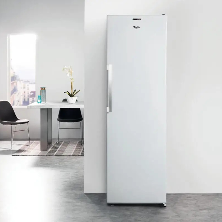 Frigorífico Whirlpool SW8AM2YWR2 branco 364L, classe E, uma porta, em ambiente moderno.