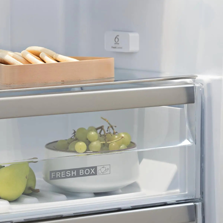 Frigorífico Whirlpool com gaveta Fresh Box para conservação de frutas e vegetais, pêssegos e uvas.