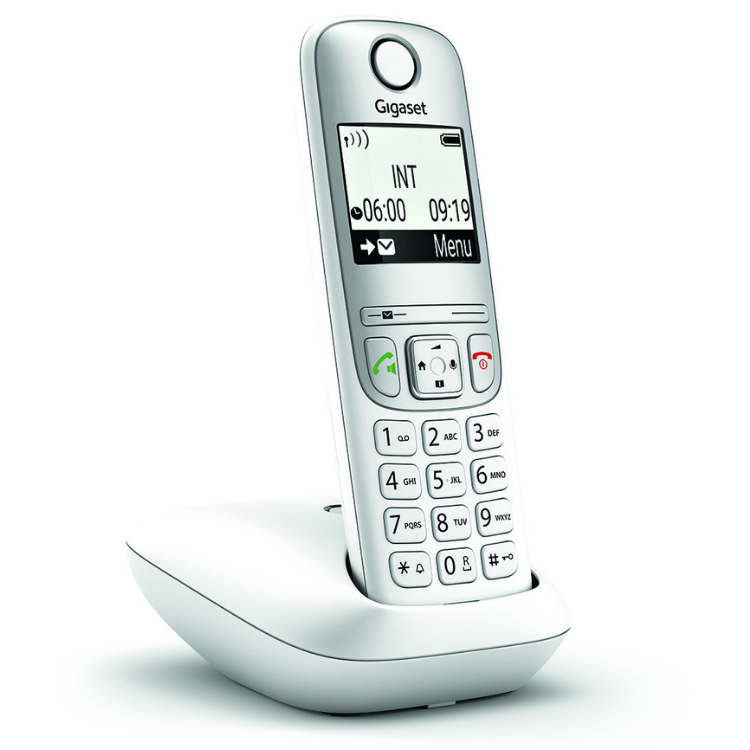 Telefone Gigaset A690 branco, com ecrã e teclado, sobre carregador.
