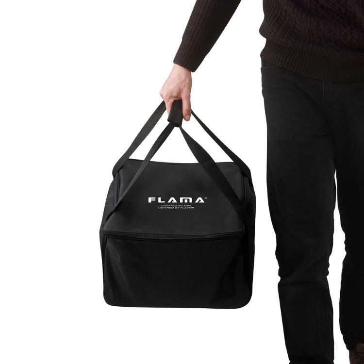 Bolsa de transporte de grelhador a carvão Flama preto com alça, com logótipo FLAMA em branco.
