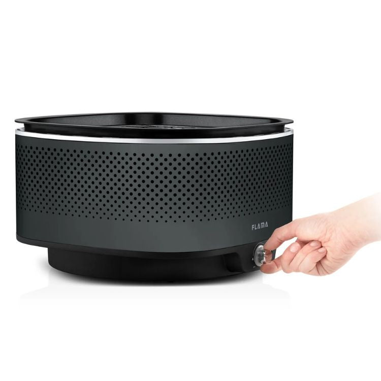 Grelhador a carvão Flama Mastergrill EVO 4011FL preto com uma mão a ajustar uma peça.