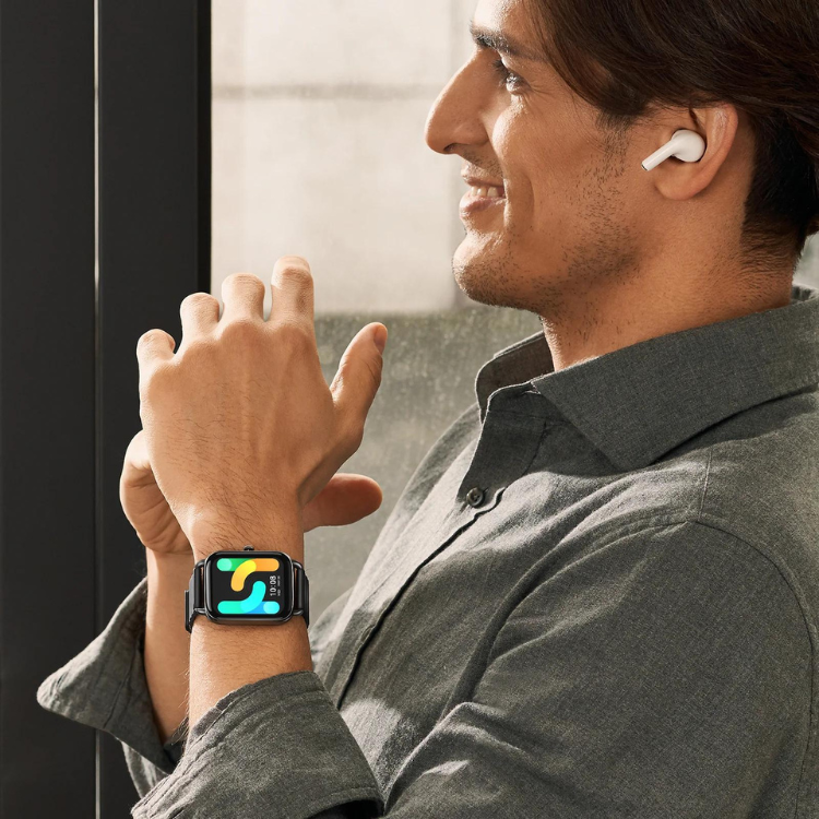 Smartwatch Haylou RS4 Plus LS11 Preto no pulso de um homem.