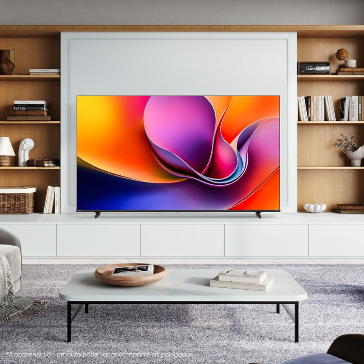 TV Hisense A6Q 2025 Smart TV 4K LED 65" com imagem colorida de padrões abstratos, em sala de estar moderna.