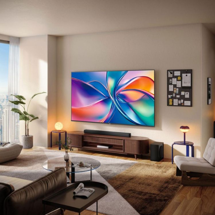 Televisão Hisense E7Q Smart TV 4K QLED 50" com imagem colorida na parede de uma sala.