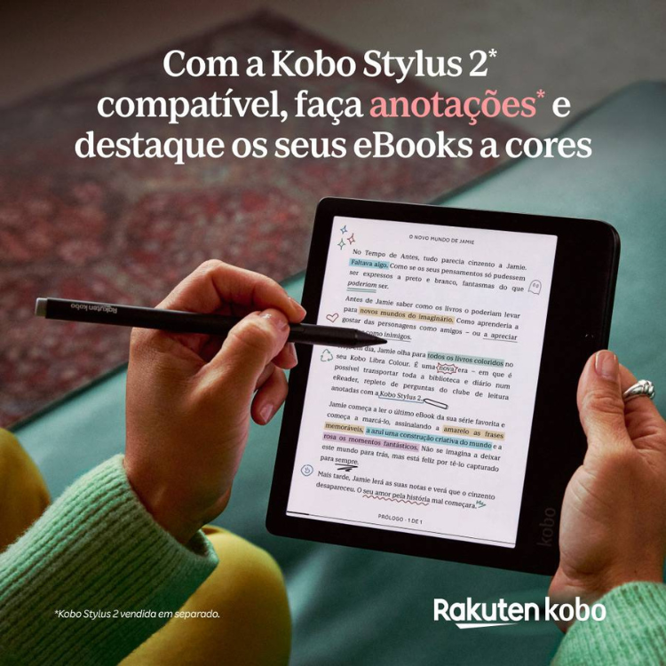 eReader Kobo Libra Colour, ecrã 7 polegadas, 32GB, Wi-Fi, preto, a ser utilizado com caneta para fazer anotações coloridas em eBooks.