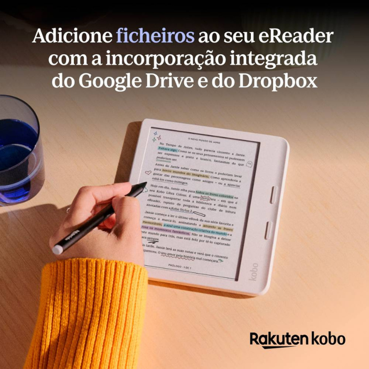 eReader Kobo Libra Colour 7 polegadas 32GB Wi-Fi Preto, com ecrã a mostrar texto e uma mão a segurar um estilete.