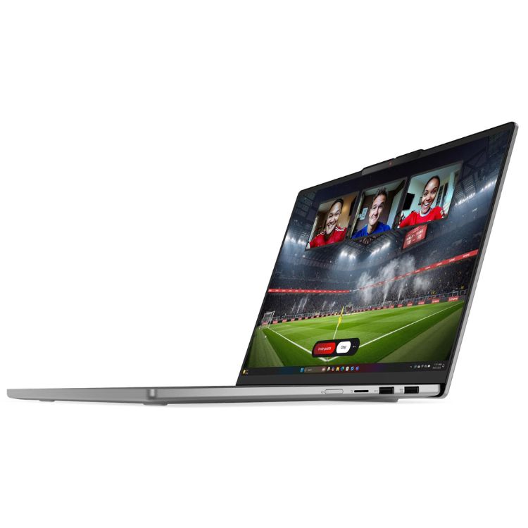 Portátil Lenovo IdeaPad Slim 5 cinzento com ecrã de 15,6 polegadas a mostrar uma chamada de vídeo com três pessoas e um campo de futebol.