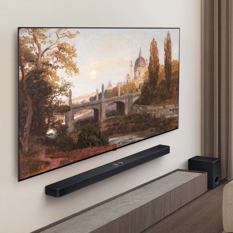 TV LG OLED55B56LA, 55" 4K, com soundbar e subwoofer, a exibir paisagem com ponte e edifícios.
