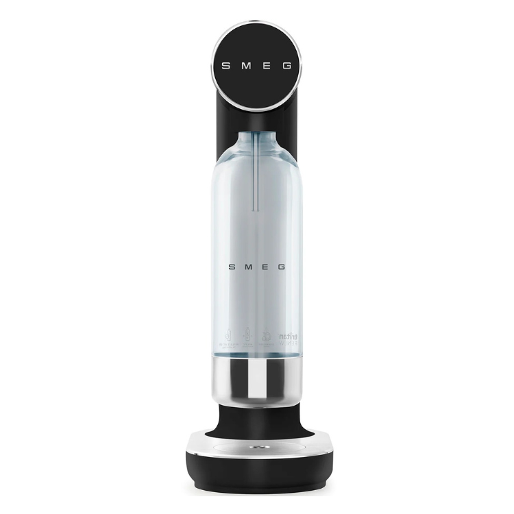 Máquina de gaseificação Smeg Collezione preto mate com garrafa transparente.