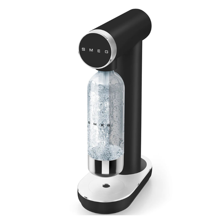 Máquina de gaseificação Smeg Collezione, preto mate, com garrafa transparente e logotipo Smeg.