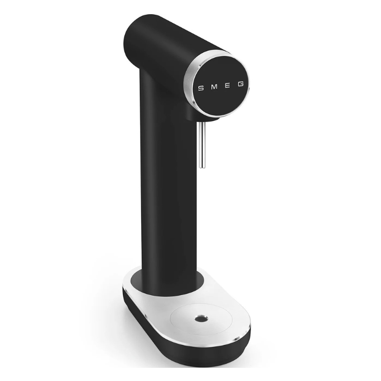 Máquina de gaseificação Smeg Collezione, preto mate, com base prateada e logotipo Smeg.