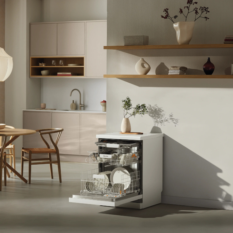 Máquina de lavar loiça Miele G 5811 SC, 14 conjuntos, branca, com porta aberta mostrando o interior.
