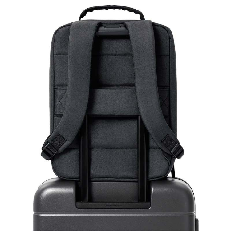 Mala de Viagem Xiaomi Luggage Classic Pro 26" Cinzento, com alça e duas correias de ombro, montada sobre uma mala.