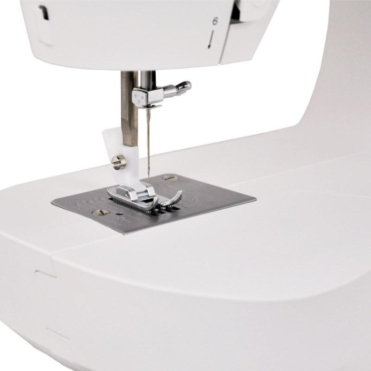 Máquina de costura Singer M2105 branca, detalhe da área de costura com agulha e placa de metal.