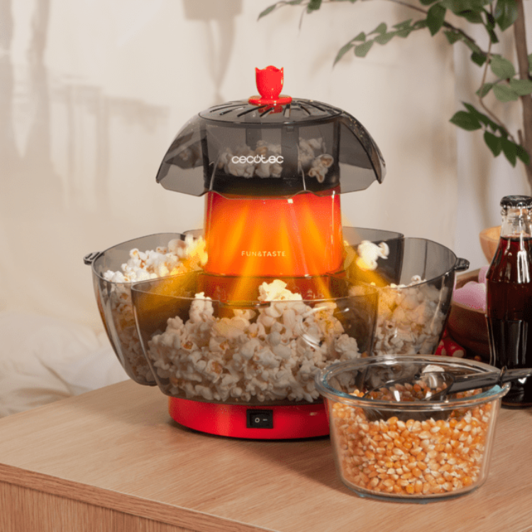 Cecotec Fun&Taste P'Corn Lotus popcorn maker with red base, black top, and clear bowl filled with popcorn, 1200W.