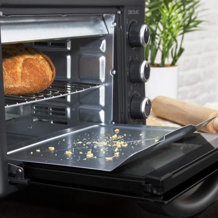 Cecotec Mini Forno Bake&Toast 2600, black oven with bread and crumb tray.