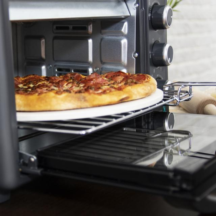 Cecotec Mini Forno Bake&Toast 2600 with pizza on rack. Black oven with knobs.