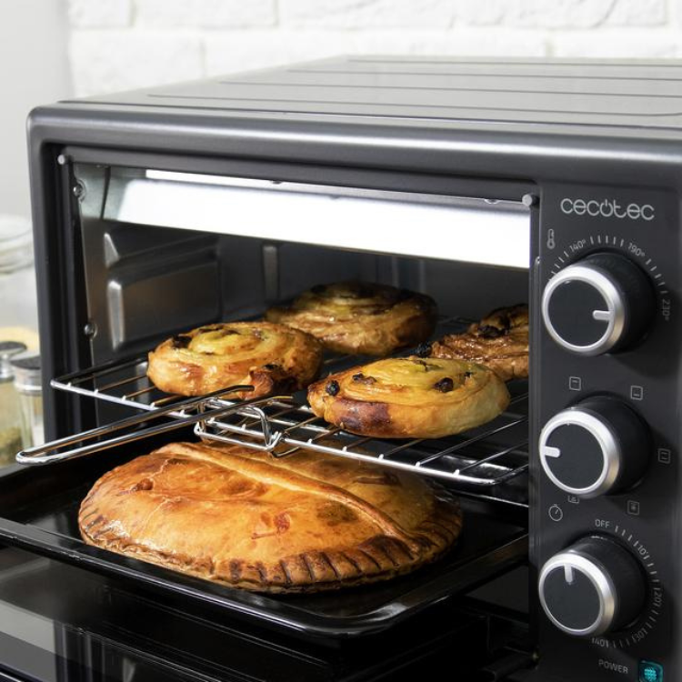 Cecotec Mini Forno Bake&Toast 2600, black oven with 5 pies inside.
