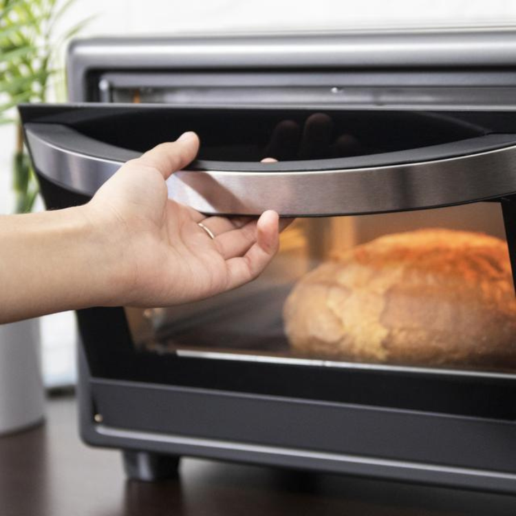 Cecotec Mini Forno Bake&Toast 2600, black and silver toaster oven with bread inside.
