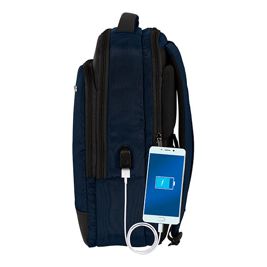 Mochila Safta Business 15.6 azul escuro com USB e smartphone carregando.