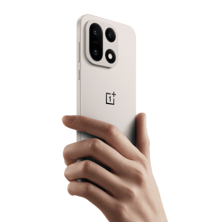 OnePlus 15 5G bege,  câmara tripla, logotipo OnePlus, mão a segurar.