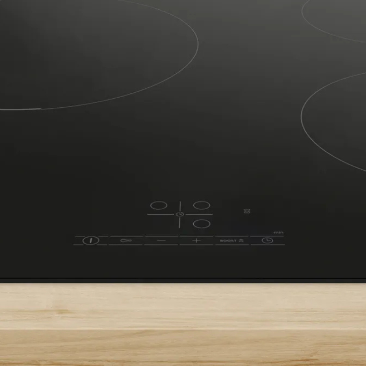 Black induction cooktop with 3 zones, Bosch Serie 4, control panel and wooden countertop.