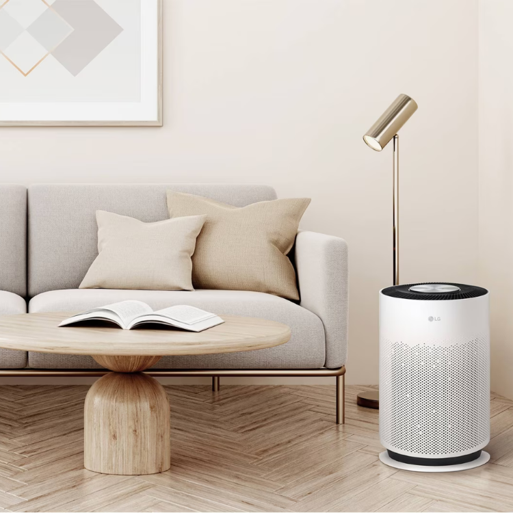 Purificador de ar LG PuriCare 360 Branco em ambiente de sala.