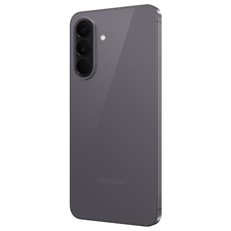 Samsung Galaxy A57 5G, costas do telemóvel cinzento com três câmaras verticais à esquerda e flash.
